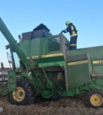 На Рівненщині під час збору врожаю загорівся комбайн