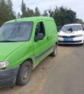 На Рівненщині поліцейські вилучили у водія автомат та набої