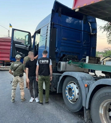 На Одещині затримали батька й сина, які вивозили чоловіків з України під причепами фур, - ФОТО, ВІДЕО