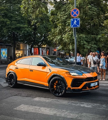 В Украине заметили мощный кроссовер Lamborghini с ярким тюнингом 