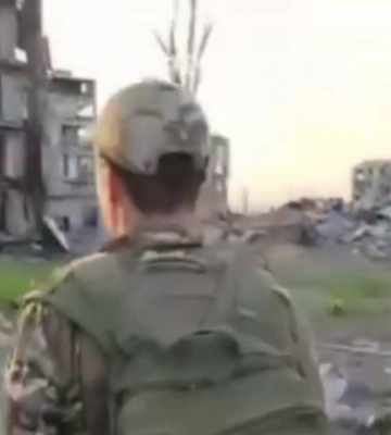 Появилось видео военных РФ, прогуливающихся по разрушенному Торецку