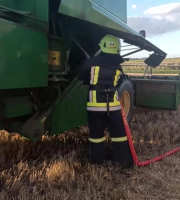 На Рівненщині під час збору врожаю загорівся комбайн