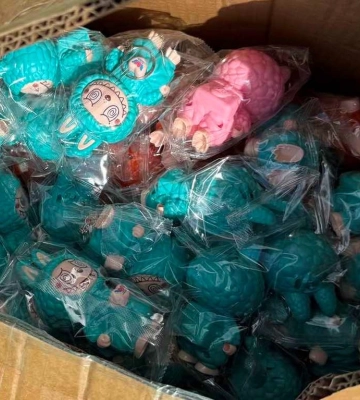 На кордоні зі Словаччиною у вантажівці знайшли майже 17 тисяч підроблених Лабубу