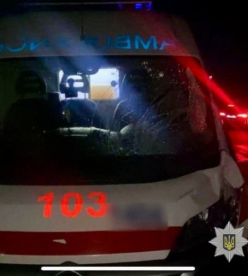 На Закарпатті під колесами «швидкої» загинув пішохід, який перебував посеред дороги