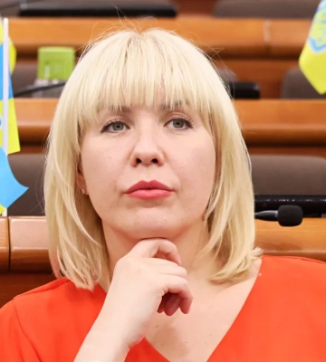 У Києві вимагають звільнити нардепку Смірнову після святкування в ресторані в день жалоби