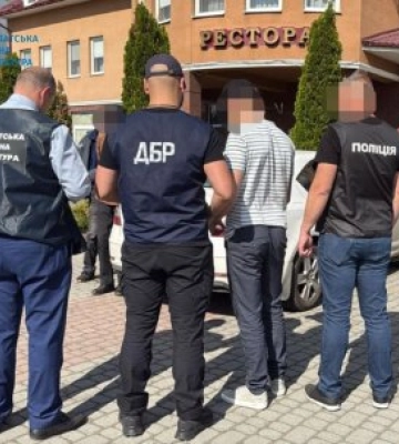 На Закарпатті викрили митника, який за $16 тисяч «експортував» ухилянтів до Румунії