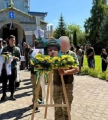 Нововолинська громада попрощалася з 24-річним героєм Павлом Молодшим