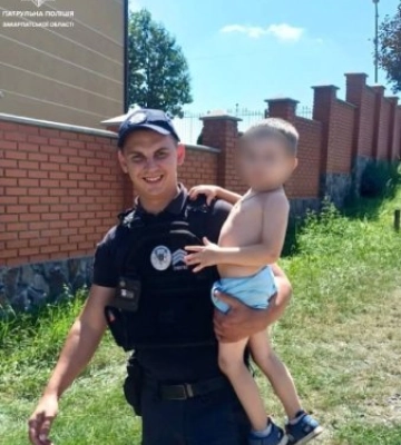 Патрульні врятували маленького мандрівника в Мукачеві