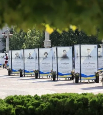 У Ірпені жінка осквернила меморіал Героїв, поліція вже встановила її особу