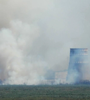 Поруч із ЗАЕС — сильна пожежа, гасіння ускладнене мінуванням
