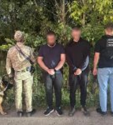 На кордоні зі Словаччиною троє чоловіків намагалися нелегально перетнути кордон