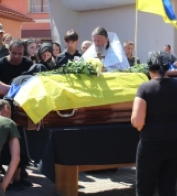 У Рахові попрощалися із захисником Юрієм Фетьком