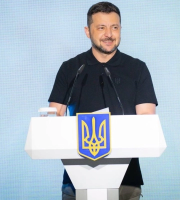 Зеленський в День прапора: ми свою землю не подаруємо окупанту Зеленський в День прапора: ми свою землю не подаруємо окупанту