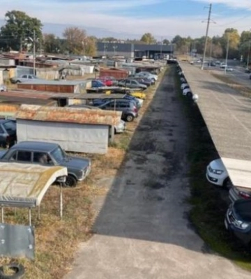 Прокуратура вимагає звільнити ділянку від незаконно збудованої автостоянки у Києві