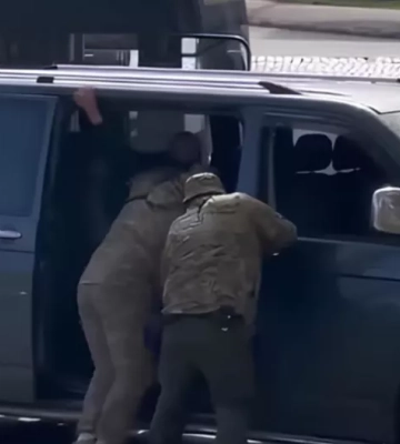 В Ровно гражданские заблокировали авто ТЦК, в котором перевозили военнослужащего с Тернопольщины