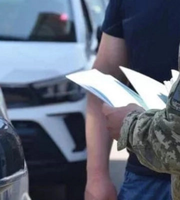 В Ровно гражданские заблокировали авто ТЦК, в котором перевозили военнослужащего с Тернопольщины