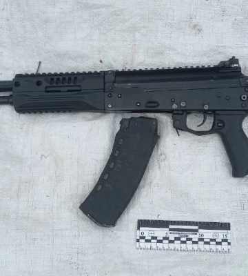 На Рівненщині пильні поліцейські знайшли автоматичну зброю у водія зупиненого автомобіля. ФОТО
