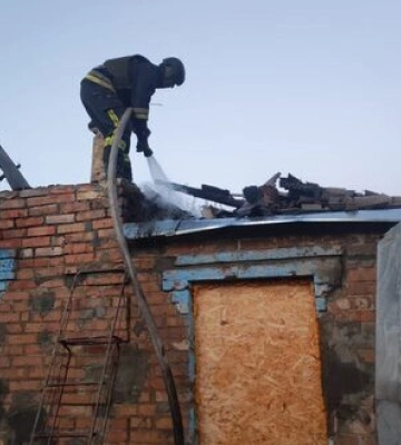 Окупанти вкотре обстріляли Нікопольщину: спалахнула пожежа. Пошкоджено багатоповерхівку і авто. ФОТО