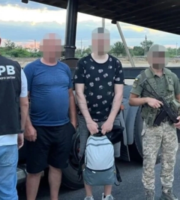 Чоловіки прикинулись гідроциліндрами: прикордонники показали новий трюк на кордоні