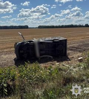 На Полтавщині мікроавтобус злетів у кювет: постраждала водійка