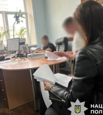 Нотариус через подругу вела бизнес в Украине из-за границы: ее ждет суд