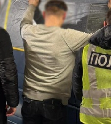 В Киеве к 10 годам заключения был приговорен мужчина, который поджег авто военных и отделение Укрпочты