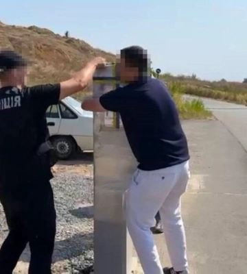 В Одесі правоохоронці звільняють паркувальні майданчики від шлагбаумів для безперешкодного доступу до узбережжя моря