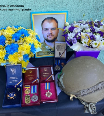 Його серце билося за Україну: на честь полеглого Захисника Михайла Колесника відкрили меморіальну дошку