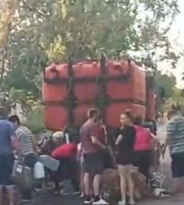 Житель оккупированного Донецка возмущается отсутствием воды и очередью к водовозу: &quot;Че это за х#йня #бать!? Чепушилины, сука, х#й помогают&quot;. ВИДЕО