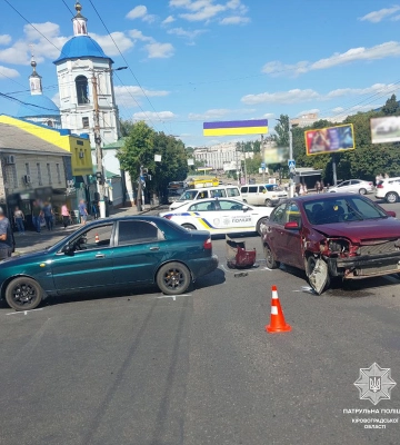 Два легковики та мікроавтобус заткнулися на перехресті у Кропивницькому 