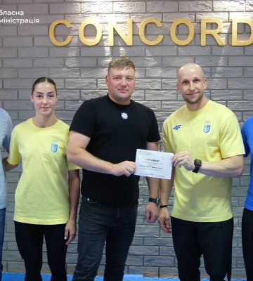 Перемога на чемпіонаті Європи та підтримка вдома: запорізьким каратисткам вручили сертифікат на спортивне обладнання