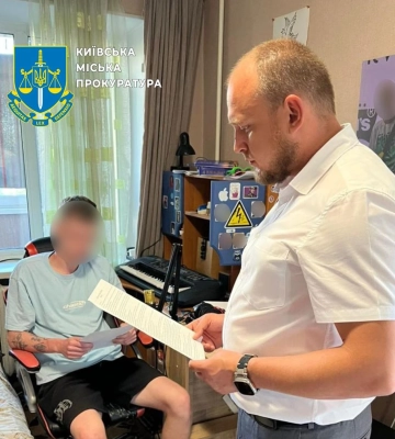 У Києві затримали чоловіка, який від імені керівників ОВА ошукав підприємців на 600 тисяч грн