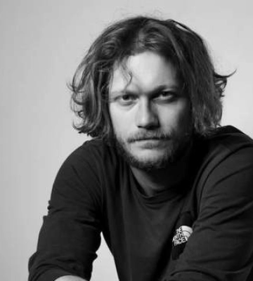 «Плювок в обличчя постраждалим». Театр на Подолі відреагував на звинувачення в насильстві Костянтина Темляка — українці розкритикували