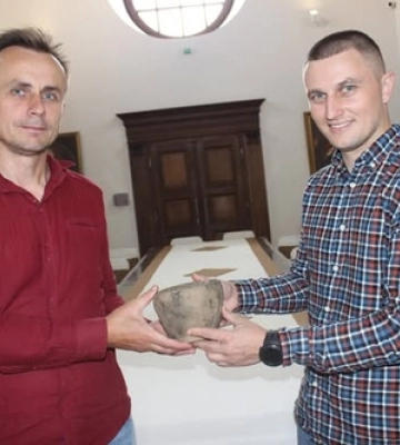 Військовий «Азову» знайшов і передав музею на Рівненщині артефакт, якому 3,5 тисячі років