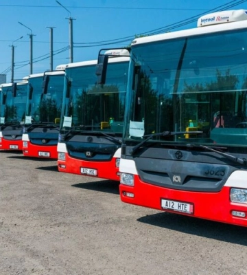 Прага передала Чернівцям 15 низькопідлогових автобусів