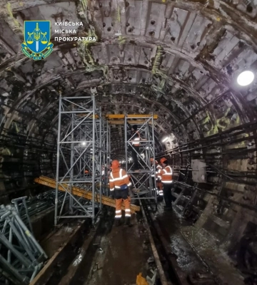 Посадовця КМДА підозрюють в службовій недбалості, що призвела до зупинки частини синьої гілки метро