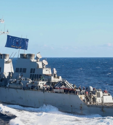 Китайские силы &quot;прогнали&quot; американский эсминец в спорных водах: ВМС США отреагировали