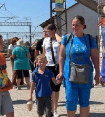 «Я не знаю, що буде завтра, але сьогодні ми в безпеці»: до Мукачева прибув черговий евакуаційний потяг