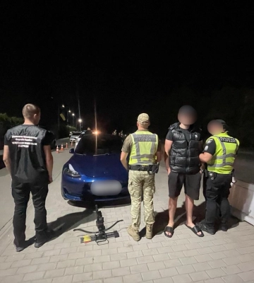 На Закарпатті в електромобілі прикордонники виявили арбалет