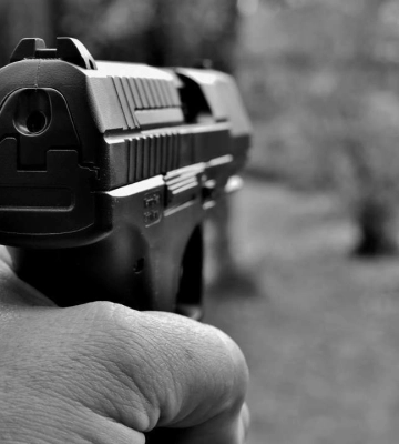 В Кривом Роге двое хулиганов пугали людей пистолетом