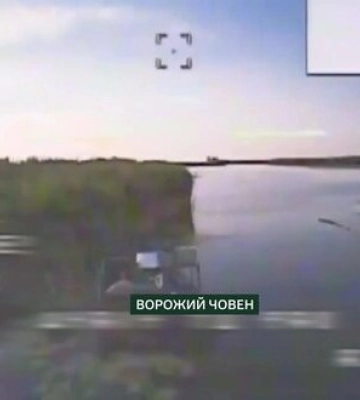 Прикордонники знищили човен і чотири ворожі авто, які окупанти використовували в логістичних цілях. ВIДЕО