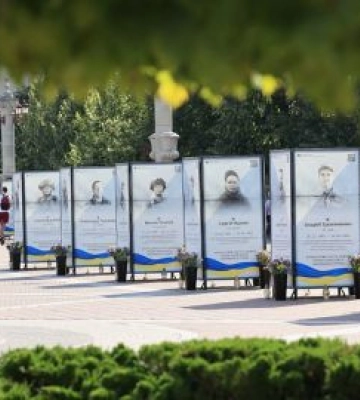 Поліція встановила особу жінки, яка пошкодила портрети Героїв на Алеї пам’яті в Ірпені