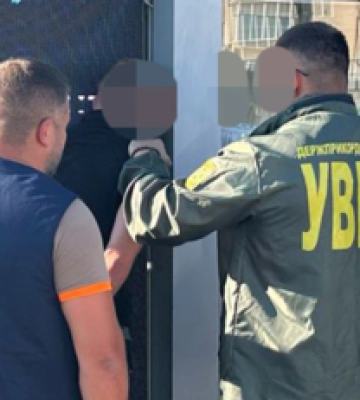 Допомагав чоловікам втекти до Словаччини: ДБР затримало правоохоронця на Закарпатті
