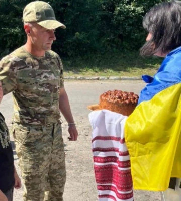 На Рівненщині усім селом зустріли земляка, який повернувся з полону