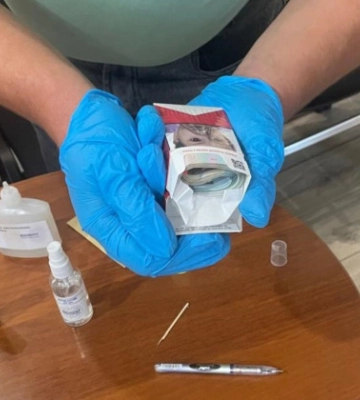 Жителька Житомирщини пропонувала поліцейському 20 тисяч гривень за сприяння у незаконному перевезенні деревини