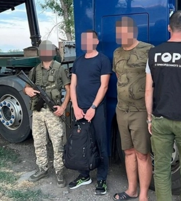 Ухилянти заради втечі за кордон почали ховатися у шахтах телескопічних гідроциліндрів (ВІДЕО)