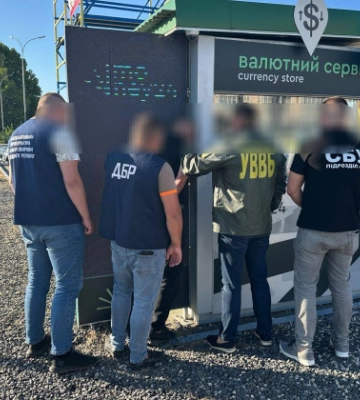 $6000 за втечу – на Закарпатті спіймали прикордонника на хабарі