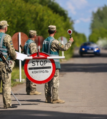 На Закарпатті прикордонники загасили автівку, яка загорілася під час руху