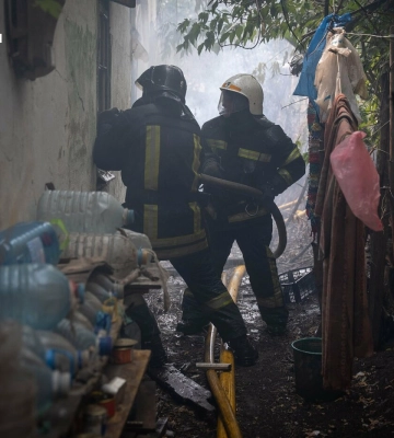 Встигли вчасно: в Одесі пожежу в будинку приборкали до того, як вона перекинулася на сусідні, - ФОТО