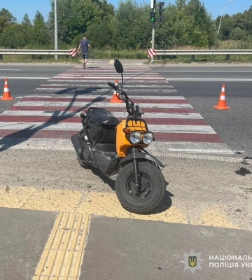 Біля Львова госпіталізували скутериста після зіткнення з вантажівкою